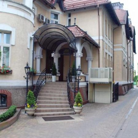 Villa Royal Ostrow Wielkopolski Bagian luar foto