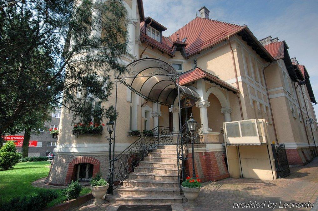 Villa Royal Ostrow Wielkopolski Bagian luar foto