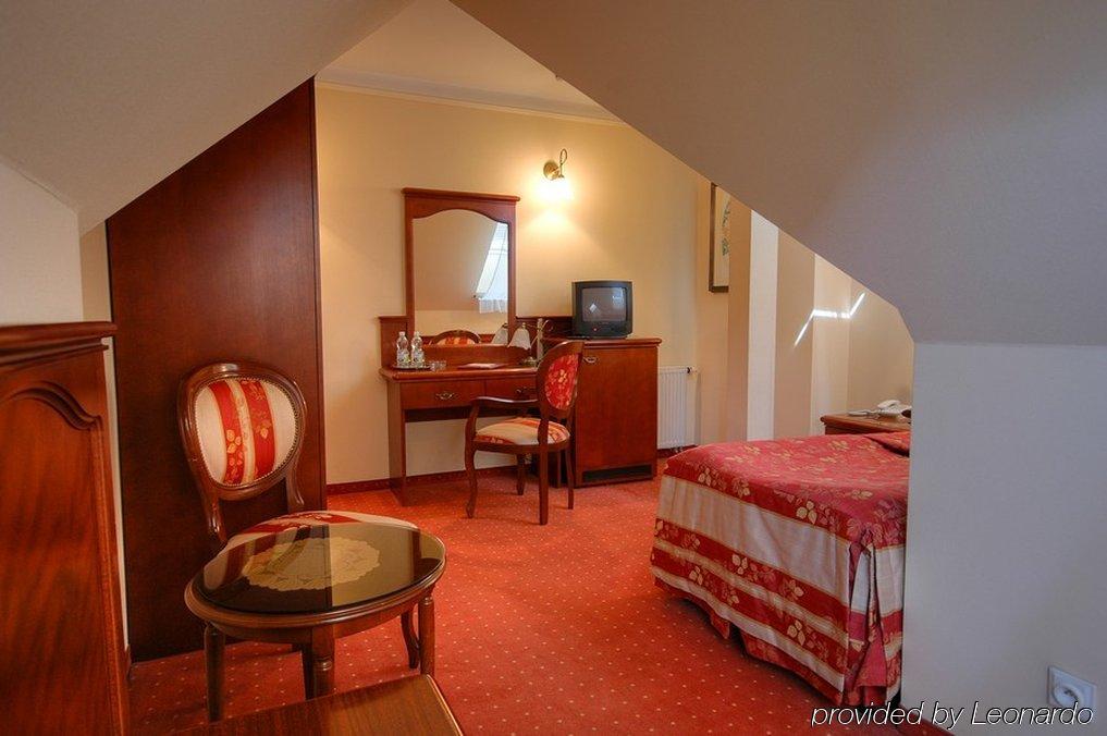 Villa Royal Ostrow Wielkopolski Ruang foto