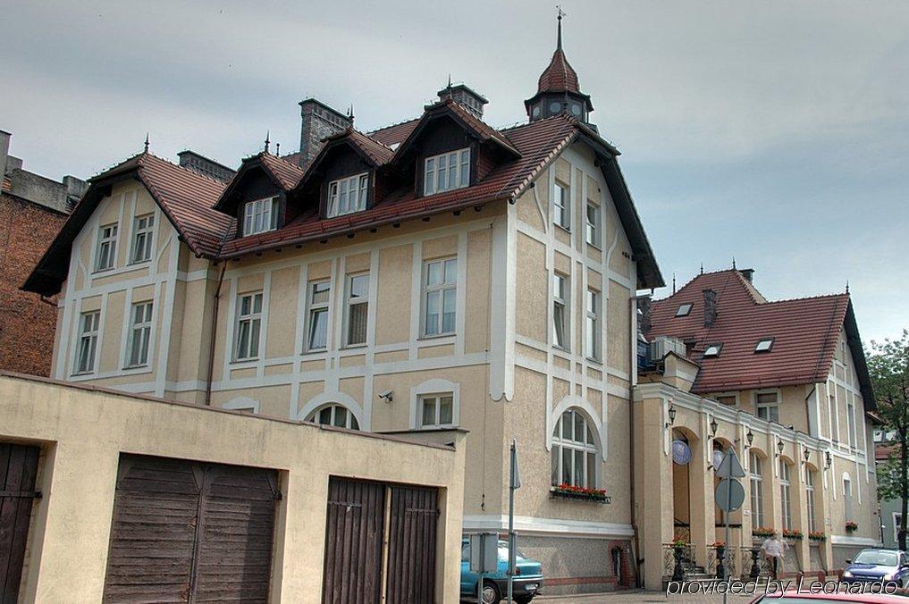 Villa Royal Ostrow Wielkopolski Bagian luar foto