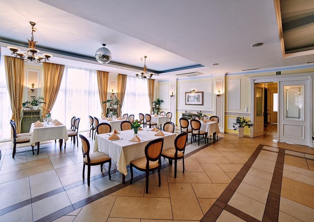Villa Royal Ostrow Wielkopolski Bagian luar foto