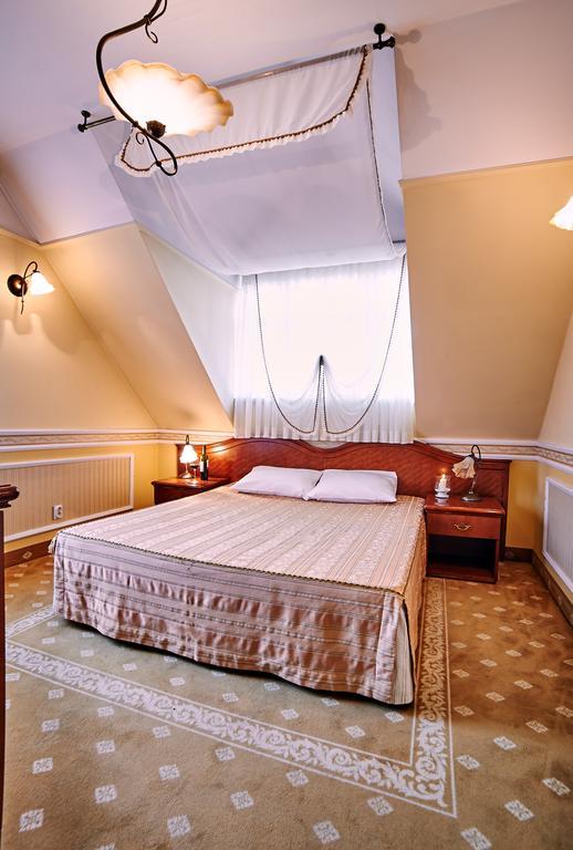 Villa Royal Ostrow Wielkopolski Bagian luar foto