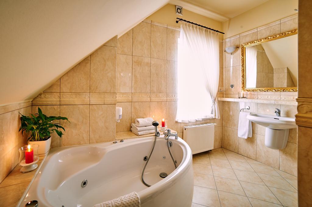 Villa Royal Ostrow Wielkopolski Bagian luar foto