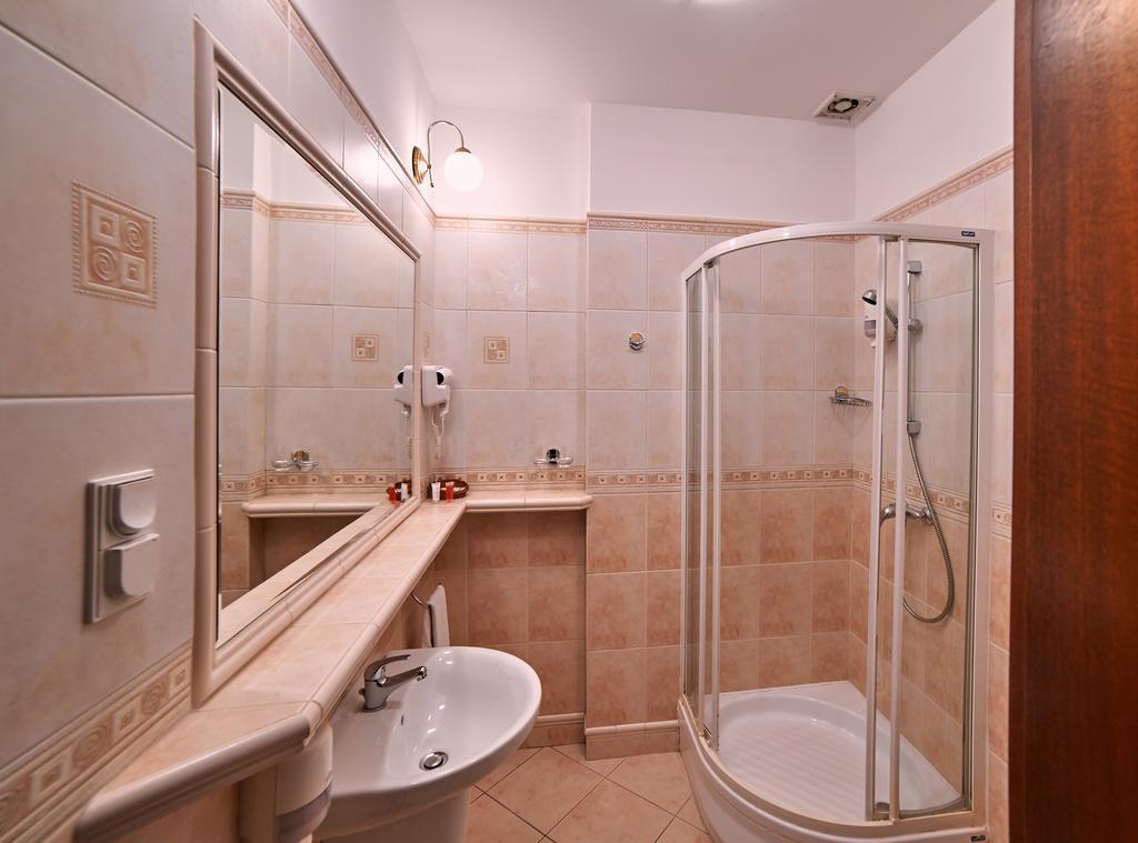 Villa Royal Ostrow Wielkopolski Bagian luar foto