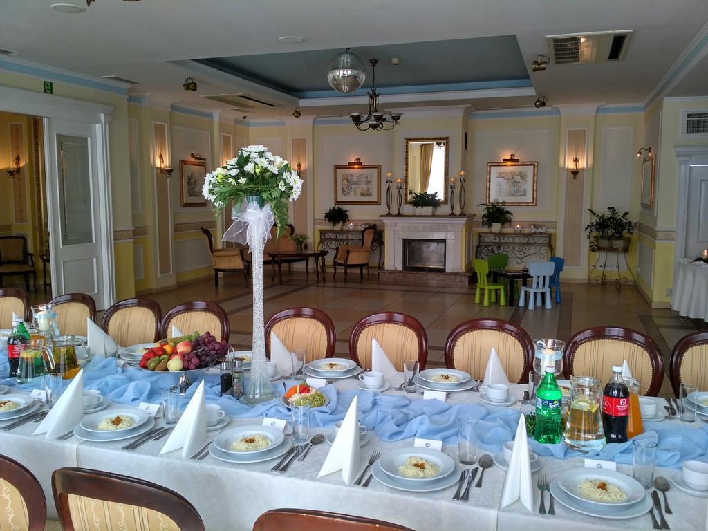 Villa Royal Ostrow Wielkopolski Bagian luar foto