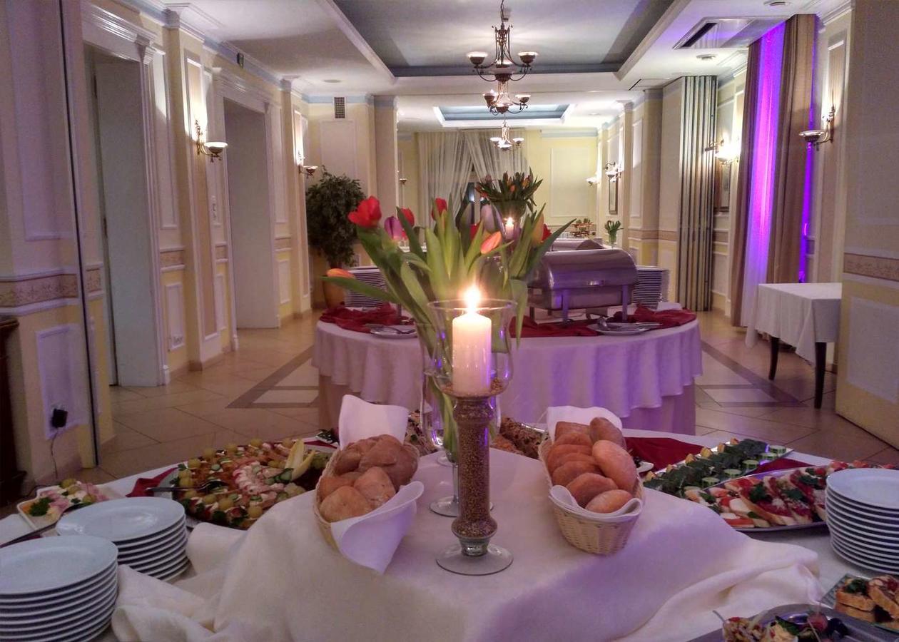 Villa Royal Ostrow Wielkopolski Bagian luar foto