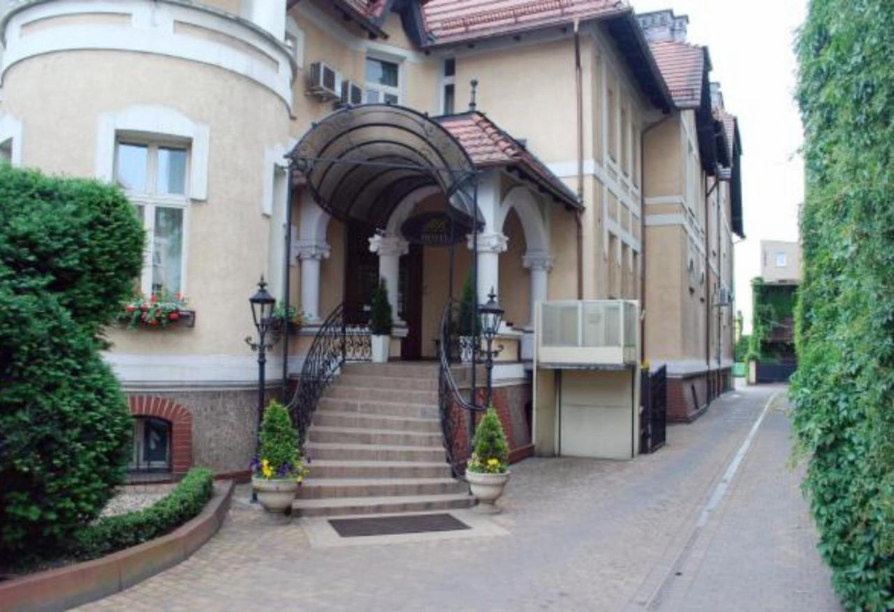 Villa Royal Ostrow Wielkopolski Bagian luar foto